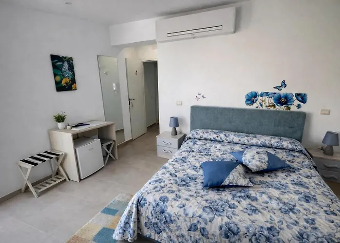 לינה וארוחת בוקר Le Farfalle 3*